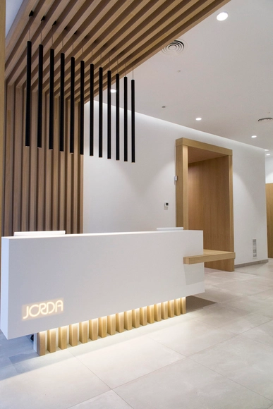 Clínica Dental Jordá / Ébano interiorismo - Clínica Dental, Fachada, Barandas, Puerta, Pilares, Sillas