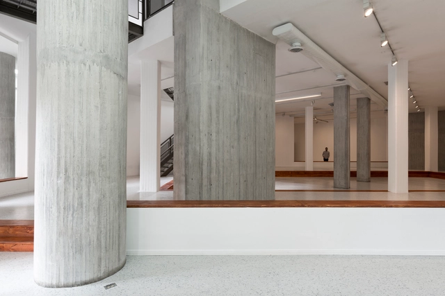 "El espacio del lugar. El lugar del espacio" invita a reflexionar en torno a la construcción simbólica de los espacios expositivos - Arte Y Arquitectura