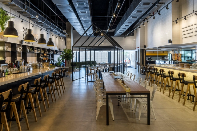 Viena Delish / Todos Arquitetura + Studio Ino - Design De Interiores, Viga, Mesa, Iluminação, Cadeira