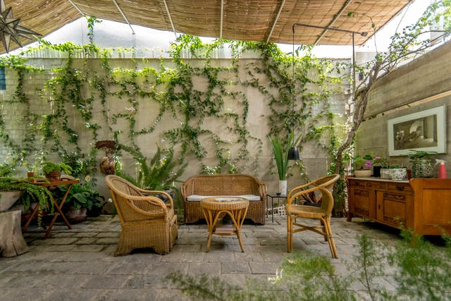 Entrada y terraza en Miraflores / Ghezzi Novak - Renovación, Jardín, Fijación Vigas, Fachada, Mesas, Sillas