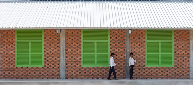 Khyaung 学校：红砖配绿窗，通风又有趣 / Building Trust international + Weston Williamson+Partners - 中小学校