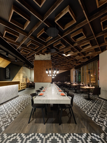 Restaurante Maredo / Ippolito Fleitz Group - Fotografía interior, Restaurant, Fijación Vigas, Mesas, Sillas
