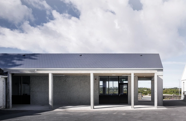 爱尔兰小镇中学扩建：回归传统形式 / Paul Dillon Architects - 高中