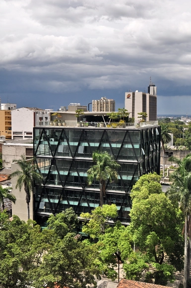 Centro Empresarial Torre Centenario / BYE Arquitectos - Edificio De Oficinas, Jardín, Fachada, Urbano