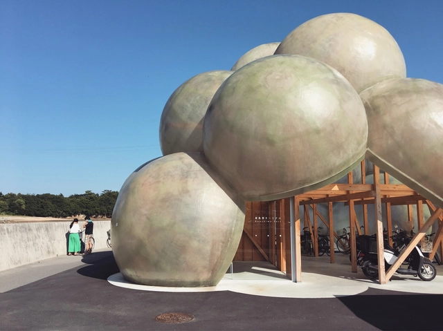 Un pabellón con forma de nube es la última obra de SANAA en Naoshima - Imagen Principal