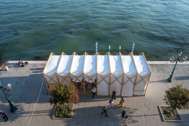 Pop-In, Pop-Out, Pop-Up: Collapsible Street Cinema Uses Film to Reflect on Soviet Russia in Venice - Featured Image