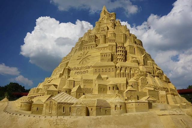 世界最大的沙雕城堡建成,17米土堆上聚集全球知名建筑 - 主图