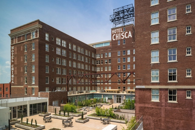 The Chisca on Main  / Bounds and Gillespie Architects + Looney Ricks Kiss - Exterior Photography, Renovation, Facade