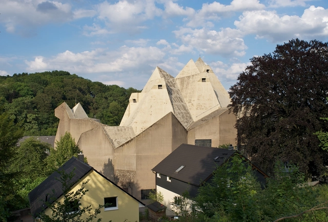 Clássicos da Arquitetura: Neviges Mariendom / Gottfried Böhm - Memorial, Fachada