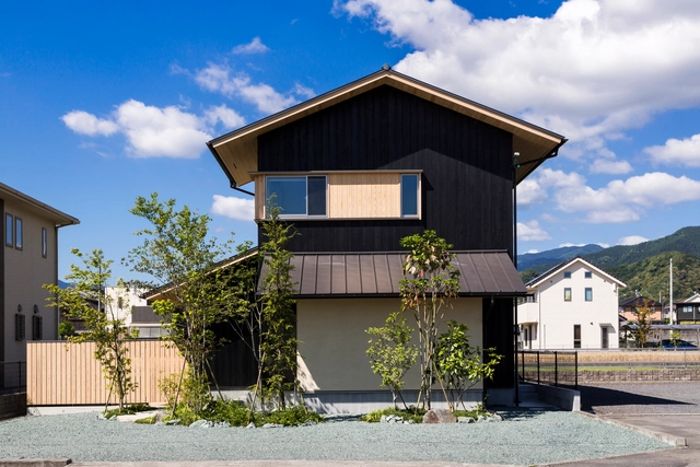 House that Coexists with the Landscape / Takashi Okuno & Associates - Houses Interiors, Facade