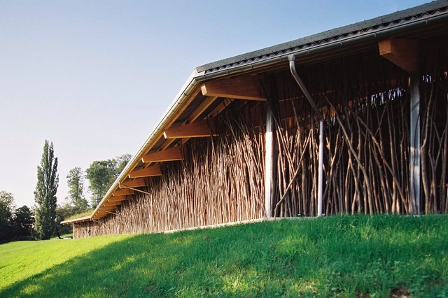 Establo de vaca / F.A.B. + Forschungs + Architekturbüro AG - Granero