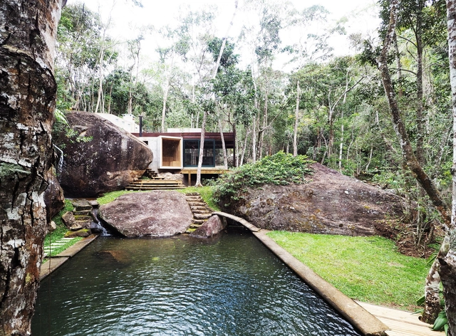 Pabellón de apoyo a una piscina natural / Gaudenzi Arquitetura - Casas