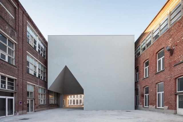 融在旧工厂中的建筑系馆，每一个开口都是不同形状的取景框 / Aires Mateus - 加建项目