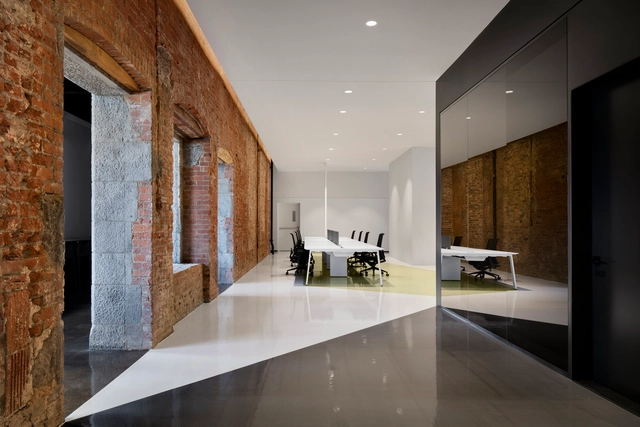 高亮色墙面与灰暗水泥红砖,历史建筑与科技发展的碰撞 Lightspeed Office / ACDF Architecture - 办公室内设计