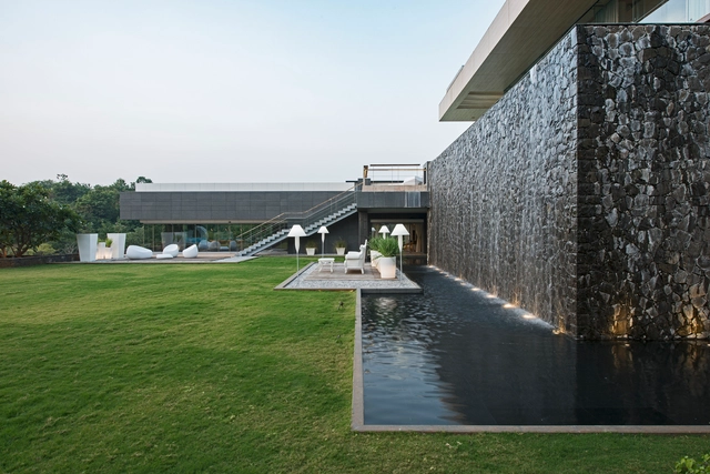 Aurelia - residência sob uma piscina / SHROFFLEoN - Casas