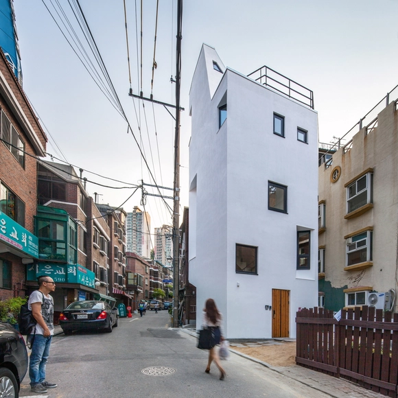 裂缝中的阳光，照耀家的温暖  / Johanjun Architects - 独立住宅