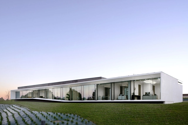 Aseptic Office and Lab / AUM Pierre Minassian - Offices, Facade