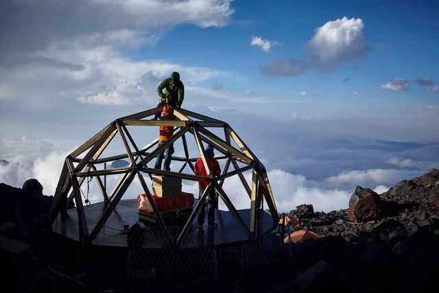 Refugio ligero y compacto es la última base habitable antes de subir al punto más alto de Europa - Imagen Principal