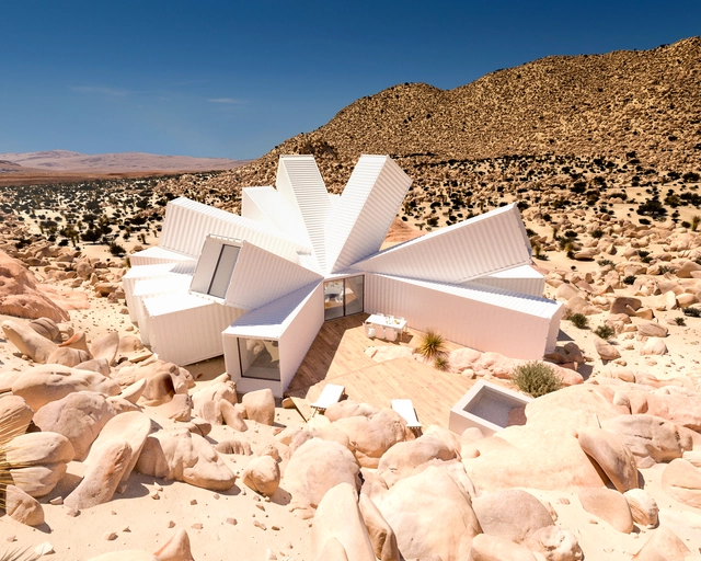 Whitaker Studio explora as possibilidades formais do contêiner com uma casa no deserto - Imagem de Destaque