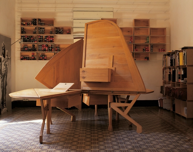 Fundación de Arquitectura Frágil fabrica réplica en nogal de una histórica mesa diseñada por Enric Miralles - Imagen Principal