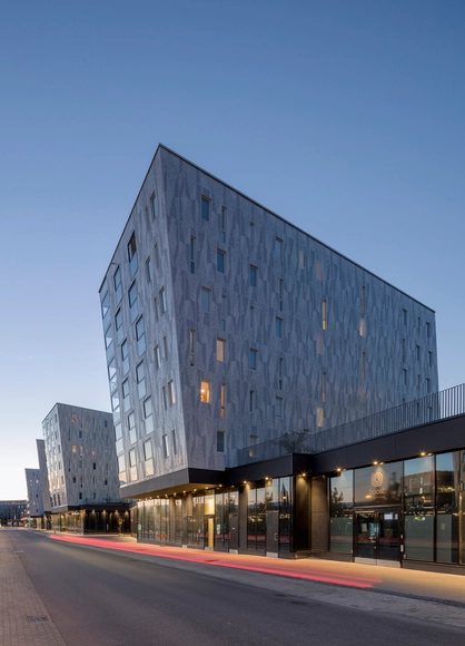 ‘雪花’立面+倾斜楼宇=浪漫公寓 Uppsala Entré / Svendborg Architects - 商店