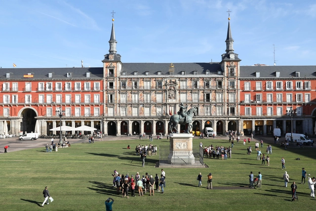 SpY interviene la Plaza Mayor de Madrid con círculo de césped de 70 metros de diámetro - Imagen Principal