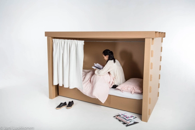 Estudiantes diseñan muebles temporales para refugiados en madera y cartón - Imagen Principal