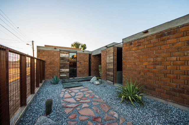 Casa RAT TRAP BOND / veintedoce + Giancarlo Reyes - Casas, Jardín, Fachada, Puerta, Escaleras