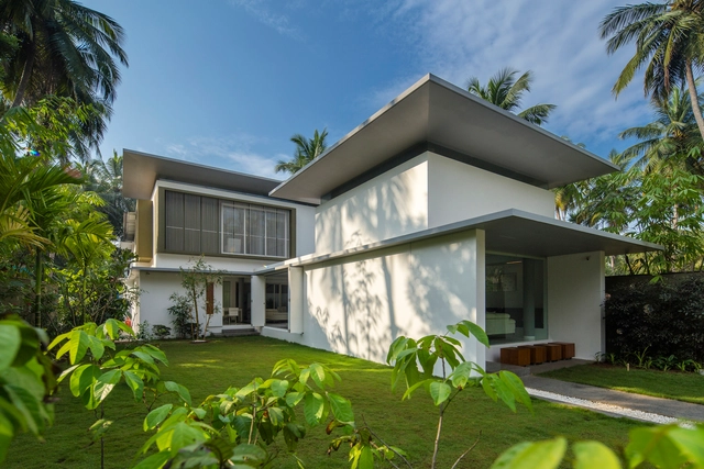 The Floating Parasol House / LIJO.RENY.architects - Houses, Garden, Facade, Door