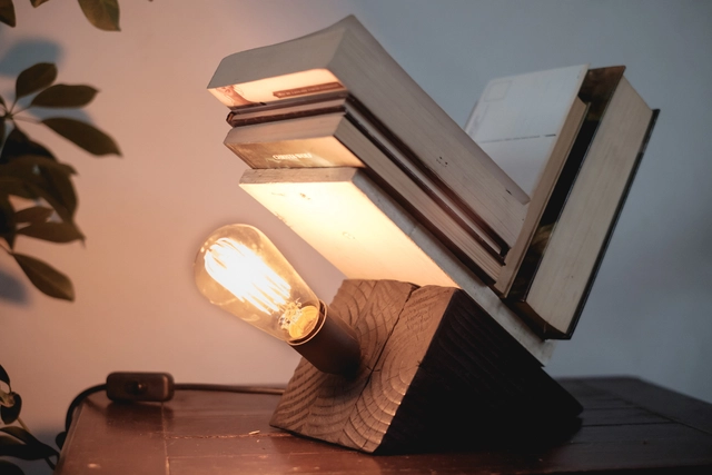 Una innovadora lámpara de madera quemada y hormigón armado, por Studio2 - Imagen Principal