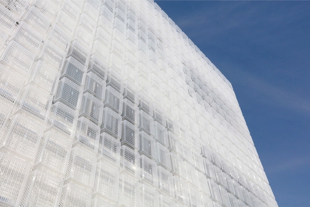 1500 cestas semi-transparentes são usadas para construir uma fachada leve - Imagem de Destaque