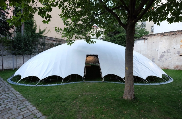Pavilhão inflável e fácil de construir fornece abrigos rápidos e baratos para desabrigados - Imagem de Destaque