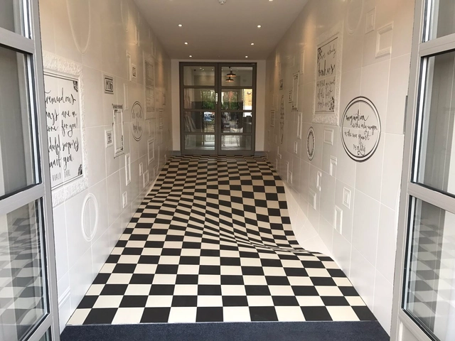 Esta ilusión óptica cumple un práctico objetivo en las oficinas de Casa Ceramica - Imagen Principal