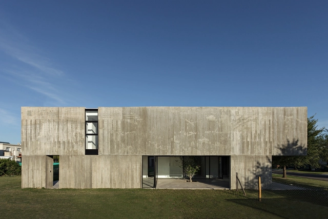 House in La Comarca / Anibal Bizzotto + Diego Cherbenco - Houses, Facade
