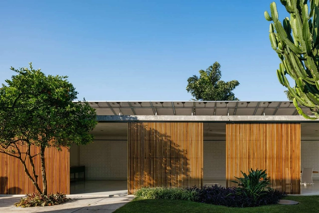 Residência no Campo Belo  / Jamelo Arquitetura - Remodelação, Jardim, Fachada, Porta