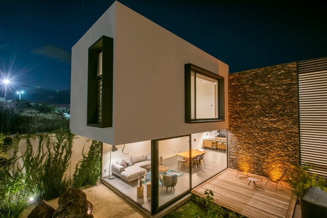 Casa RL / Inicio Estudio - Casas, Fachada, Iluminación, Mesas
