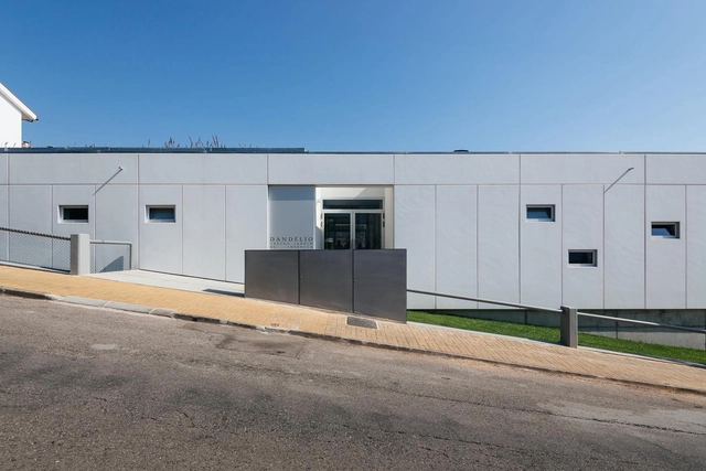 Dandélio School  / ORANGEarquitectura - Escolas, Fachada, Porta
