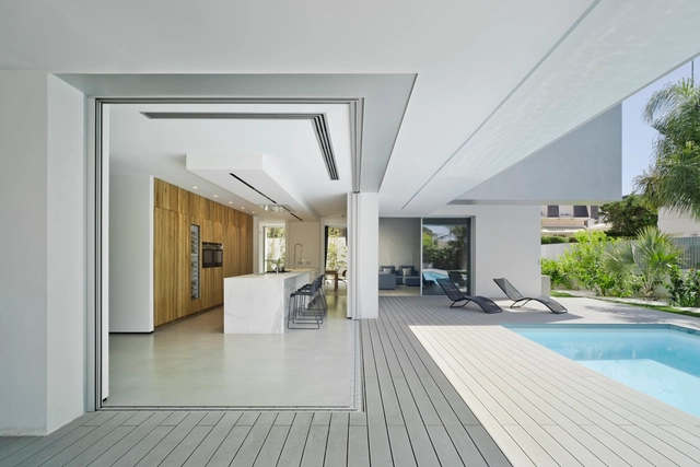 Villa ZüV / Tomás Amat + Pablo Belda - Casas, Fachada, Puerta, Sillas