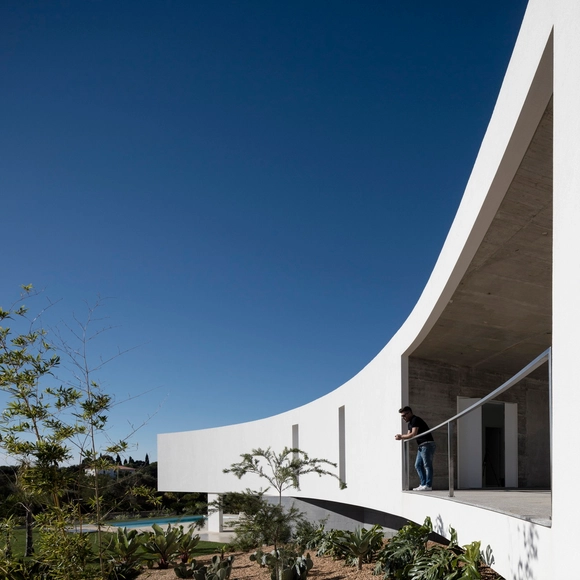 顺自然之势，拨地而起的双层住宅 House in Alcalar / Vitor Vilhena Architects - 独立住宅