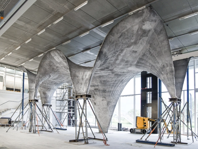 Esta estructura de hormigón ultradelgada fue construida con un sistema de malla de acero y tela - Imagen Principal