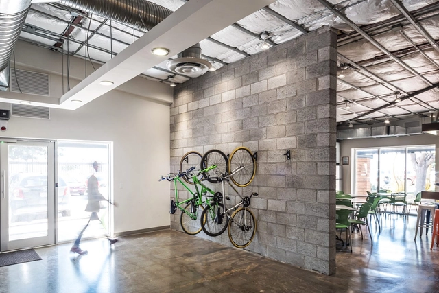 Technology HUB / HADVD Arquitectos - Taller, Puerta, Fijación Vigas, Fachada