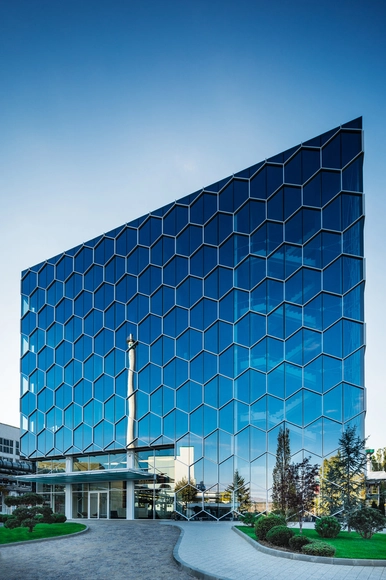 Biovet 总部，立方体状的蜂巢 / Atelier Serafimov Architects - 公共机构设施