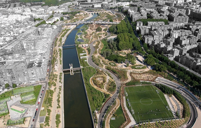 Intervenção urbana transforma margem do rio em área de convívio público em Madri - Imagem de Destaque