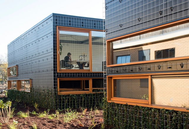 黑表皮的“绿色小屋” Green Houses – Strijp R  / Eek en Dekkers - 独立住宅