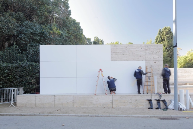 Pavilhão de Barcelona é "desmaterializado" em intervenção de Anna & Eugenias Bach - Imagem de Destaque