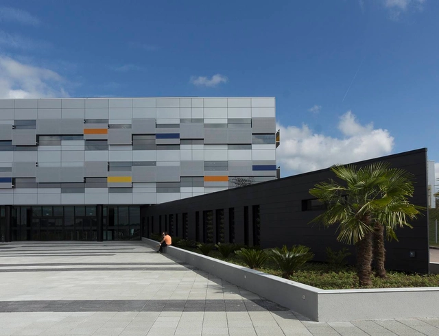 Complexo Fabril para Multinacional do Setor de Óleo e Gás  / CASACINCO - Arquitetura Industrial, Fachada