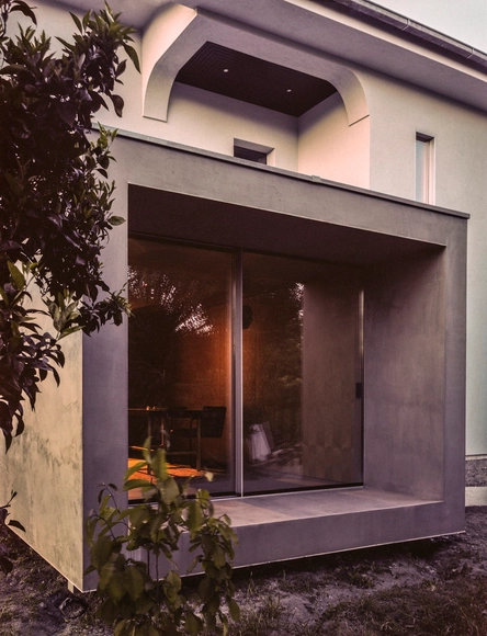 Nova biblioteca dentro de uma antiga casa  / Pedro Miguel Santos - Arquitetura Residencial, Porta, Fachada, Arco