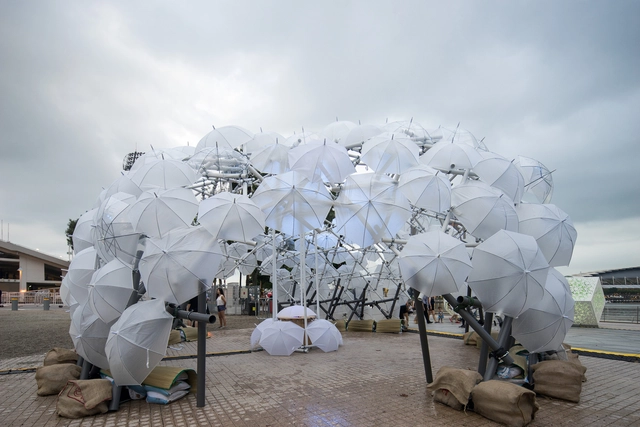Tubos de PVC e guarda-chuvas conformam pavilhão vibrante em Singapura - Imagem de Destaque