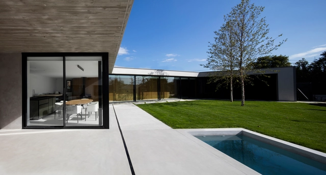 Vivienda unifamiliar en Rúa da Proba / Díaz y Díaz arquitectos - Vivienda Colectiva, Patio interior, Puerta, Fachada, Sillas