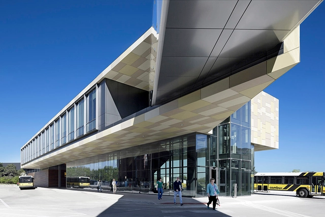 爱荷华大学西校区交通中转中心 / Neumann Monson Architects - 公交站